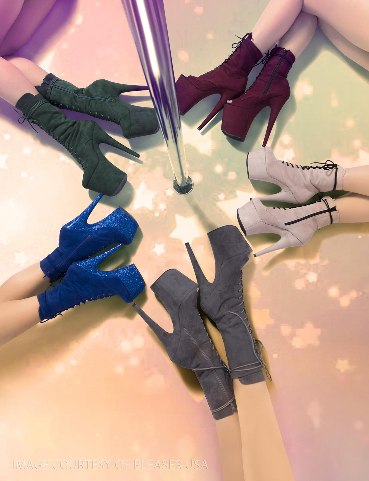 Pleaser Plateau-Stiefeletten im Kreis um eine Pole-Stange